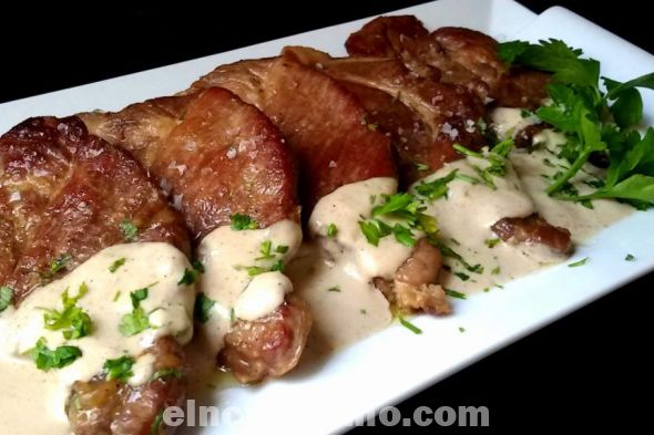 Sabroso plato: chuletas de cerdo con salsa de cebolla como prepararlas para disfrutar el almuerzo con tu familia